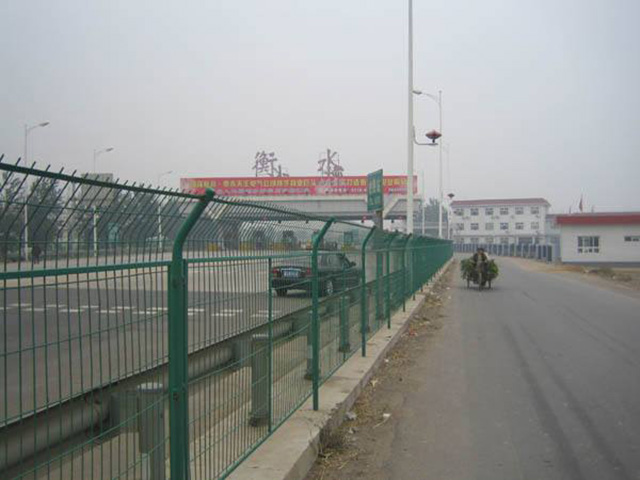 高速公路<a href=http://m.zhgdq.com target=_blank class=infotextkey>護(hù)欄網(wǎng)</a>