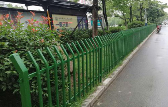 綠化帶隔離<a href=http://m.zhgdq.com target=_blank class=infotextkey>護(hù)欄</a>