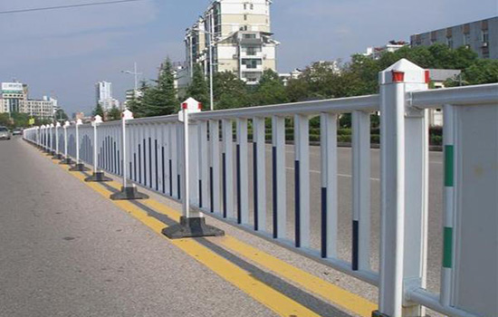小區(qū)道路<a href=http://m.zhgdq.com target=_blank class=infotextkey>護(hù)欄</a>