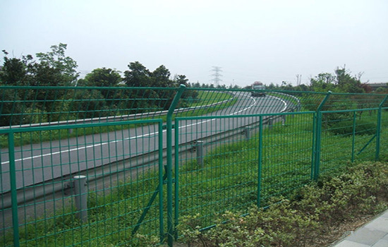 高速公路<a href=http://m.zhgdq.com target=_blank class=infotextkey>護欄網(wǎng)</a>價格